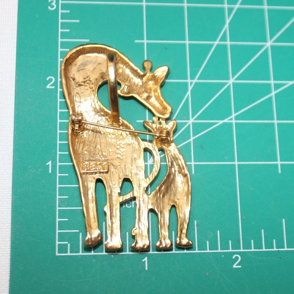 BEST Mother Giraffe & Baby Brooch/Pendent In Polished Gold Tone & Enamel - Picture 7 of 10